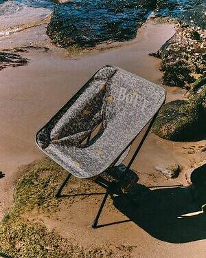 ボット×ヘリノックスのアウトドアチェア、オリジナルカモ柄に