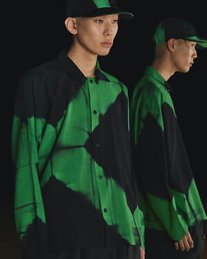 イッセイ ミヤケ「アイム メン」の7月新作、京都伝統“板締め絞り”で