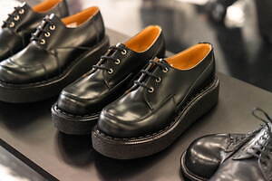 コム デ ギャルソン・オム プリュス×ジョージコックスの厚底シューズ