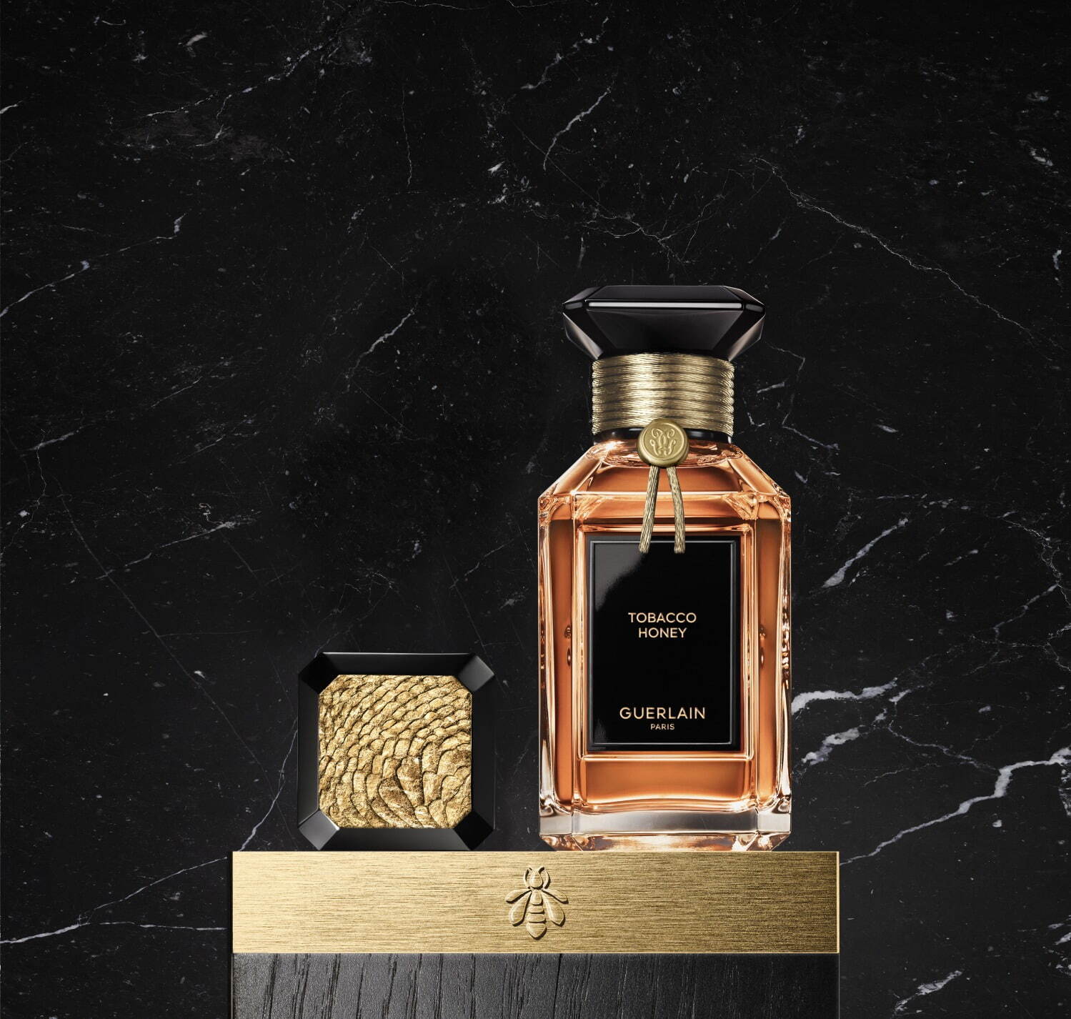 ゲラン23年秋コスメ“至高のフレグランス”に新作「タバコ ハニー」蜂蜜