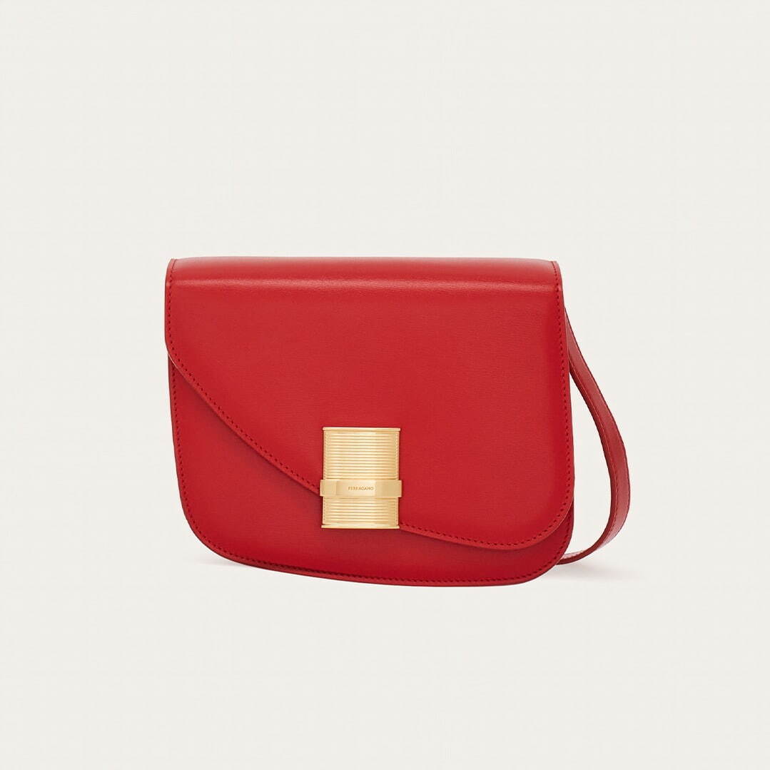 フェラガモ24年新作バッグ「フィアンマ」左右非対称デザインの
