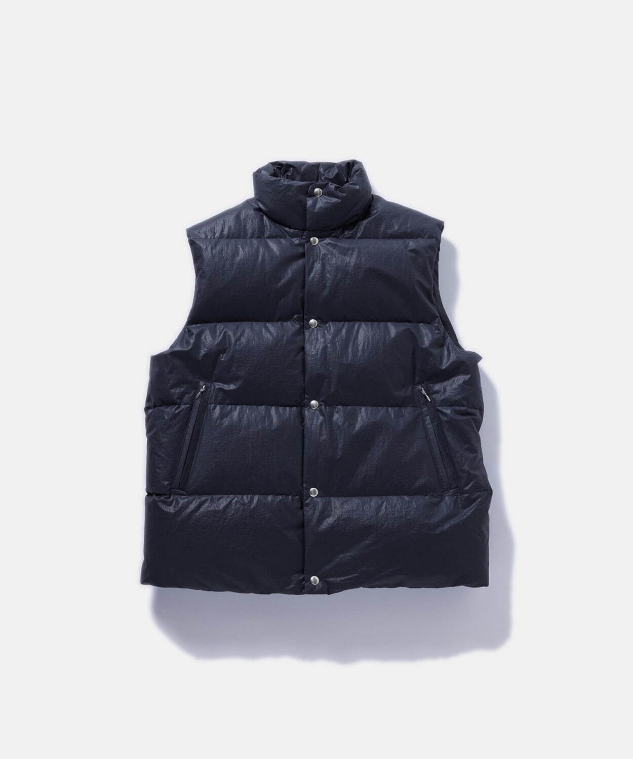 コモリ“スモーキーなネイビーカラー”ダウンベスト、ビオトープ限定で