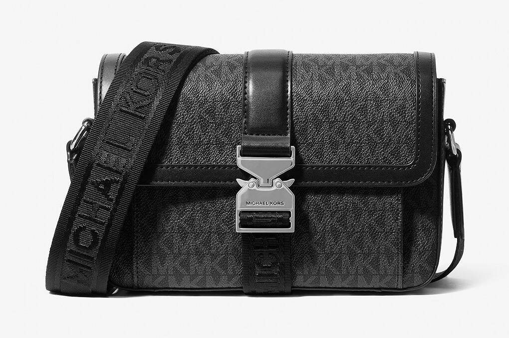 マイケル・コース25年夏メンズバッグ、シグネチャーロゴの総柄クロス