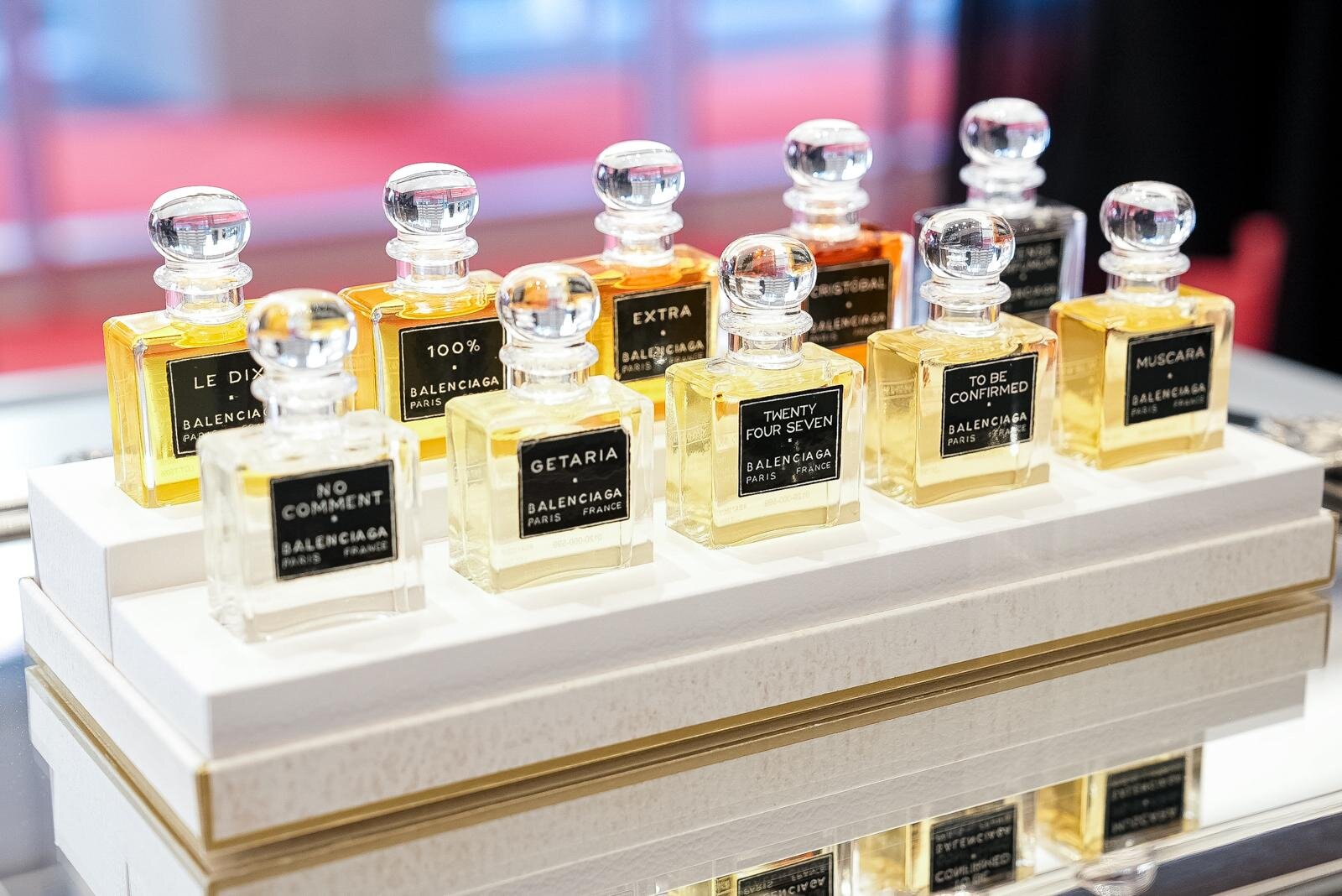 バレンシアガ10種のフレグランスコレクションを発表、メゾン初の香水を