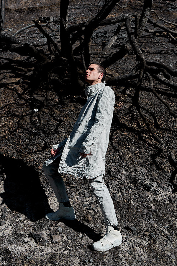 ユリウスの限定デニムコレクション、漂白＆ダメージのデニムジャケット