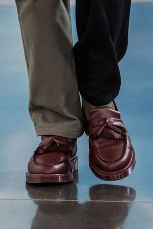 ゴーシャ ラブチンスキー×ドクターマーチン、タッセル付きローファー