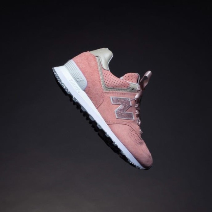 ニューバランス×スワロフスキーの限定スニーカー「574」クリスタル仕様