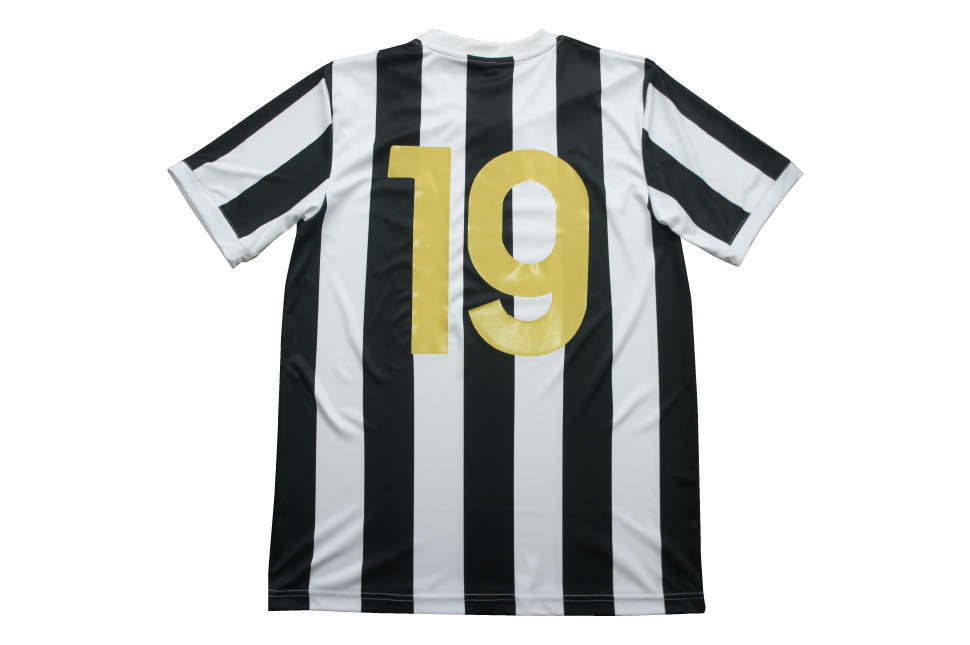 ユベントス風の白黒ストライプ柄の中学校サッカー部のユニフォーム