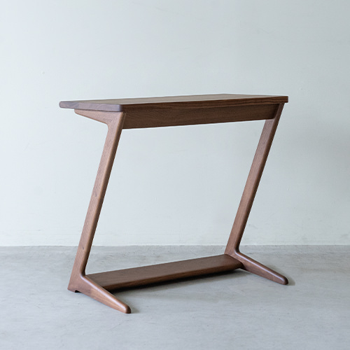 Z字のスマートなフォルムのZEDサイドテーブル | ソファ専門店FLANNEL SOFA