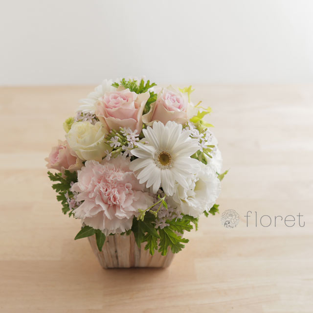 やさしい白ピンクのアレンジメント｜フラワーギフト・花の通販サイト