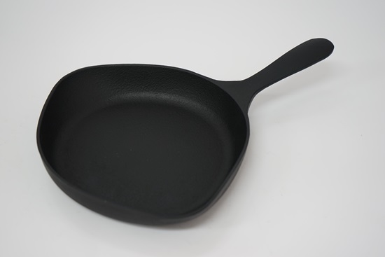 柳宗理 南部鉄器ミニパン：朝のスタッフ会議：フライパン倶楽部