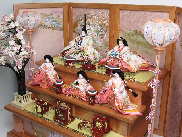 ピンクでコーディネートした豪華な雛人形三段飾り！上品なお顔で衣装も