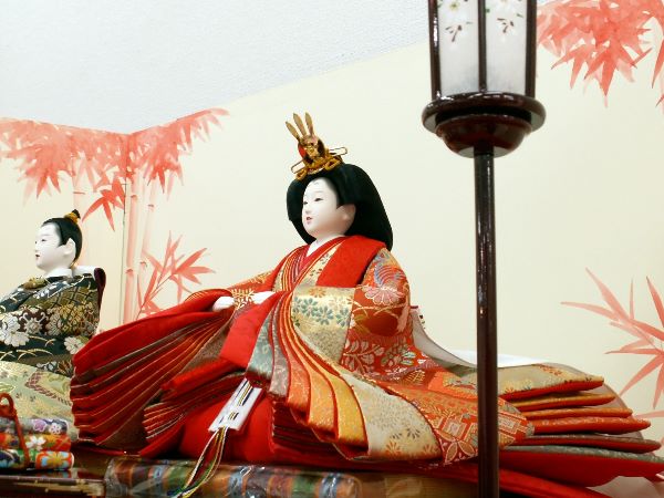 この雛人形は毛氈がもっとも引き立ちます。画伯手描きの屏風がさらに品