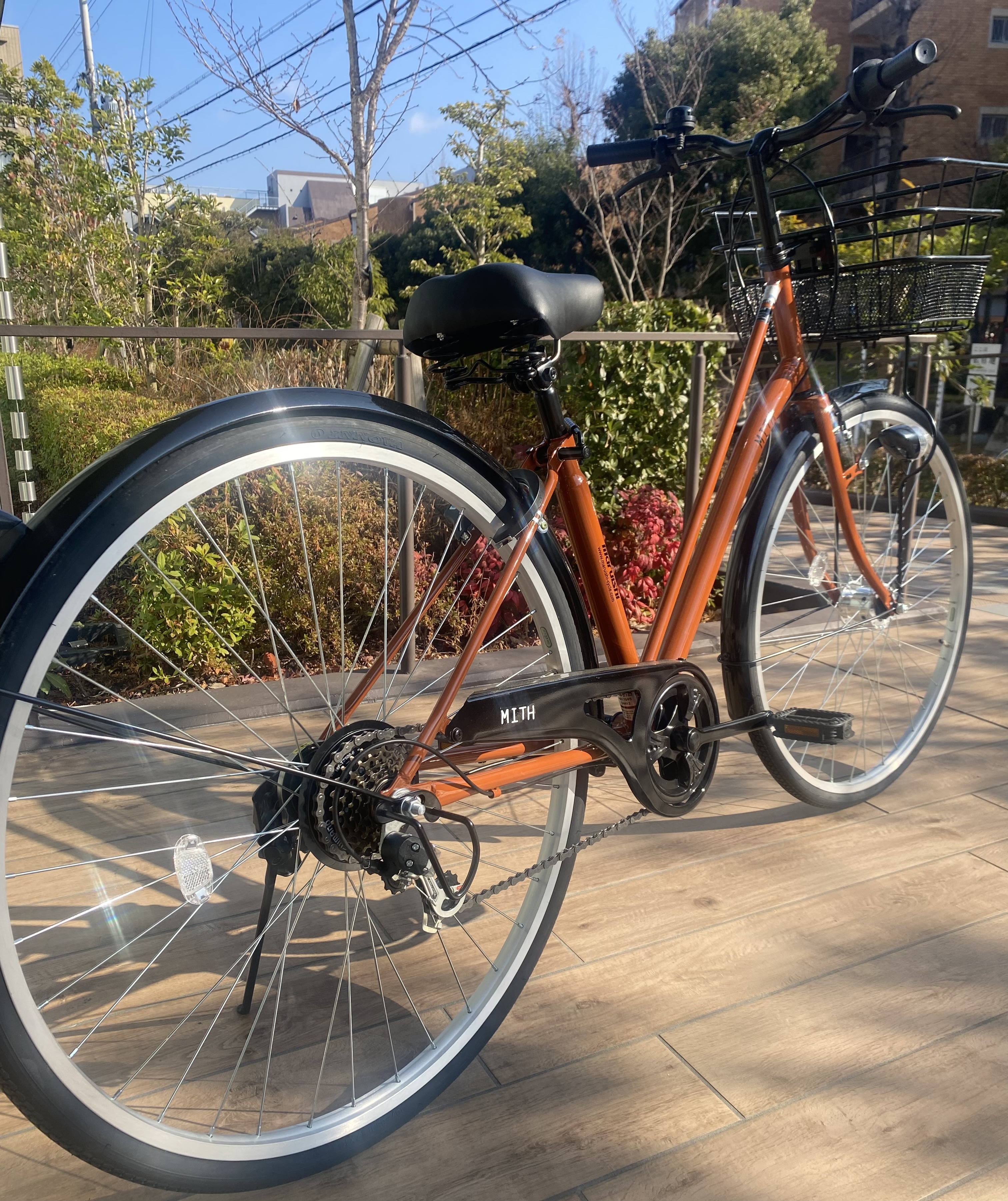 26インチオレンジ シティサイクル 前バスケット付き