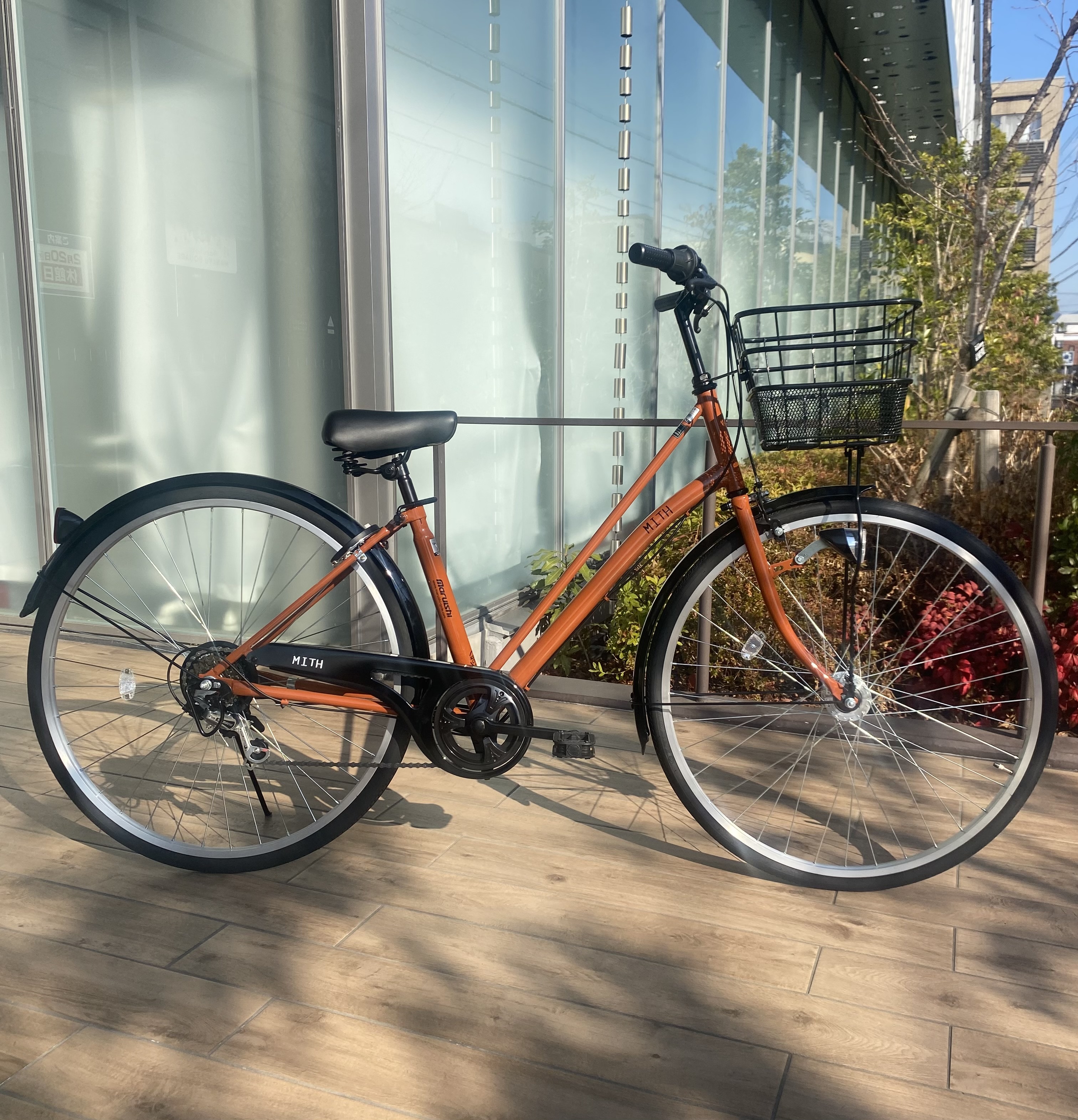 26インチオレンジ シティサイクル 前バスケット付き