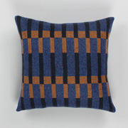 エレノア プリチャード Tuulevurr クッション ネイビー/サンド