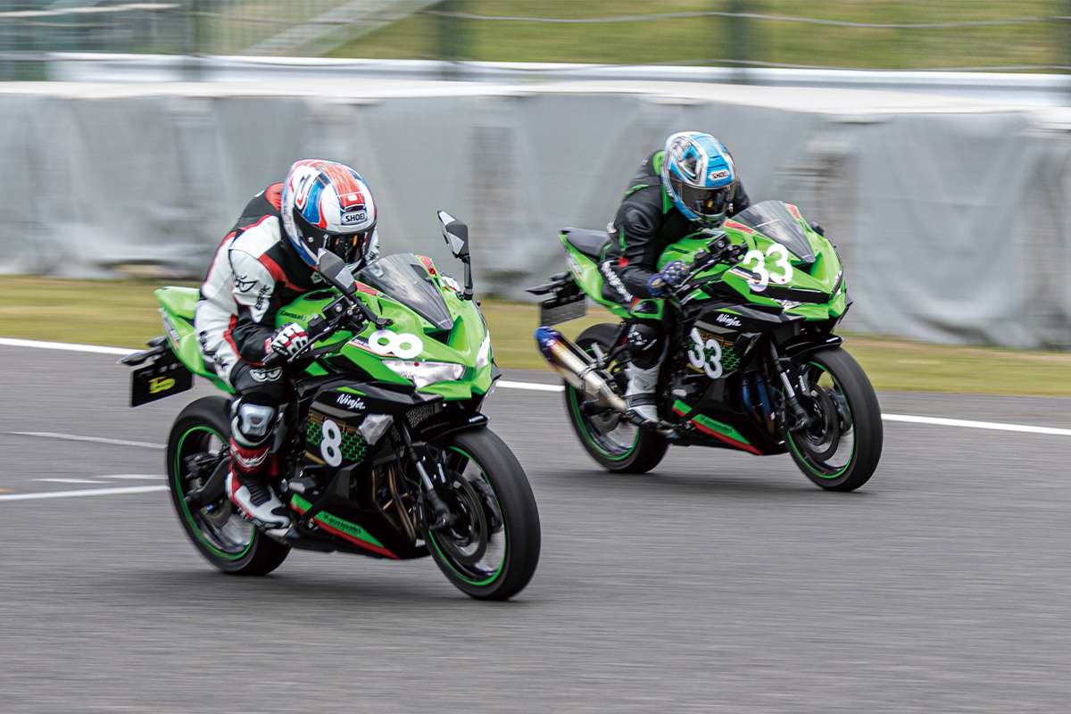 カワサキプラザから「Ninja ZX-25Rアクラポビッチスタイル」が発売開始