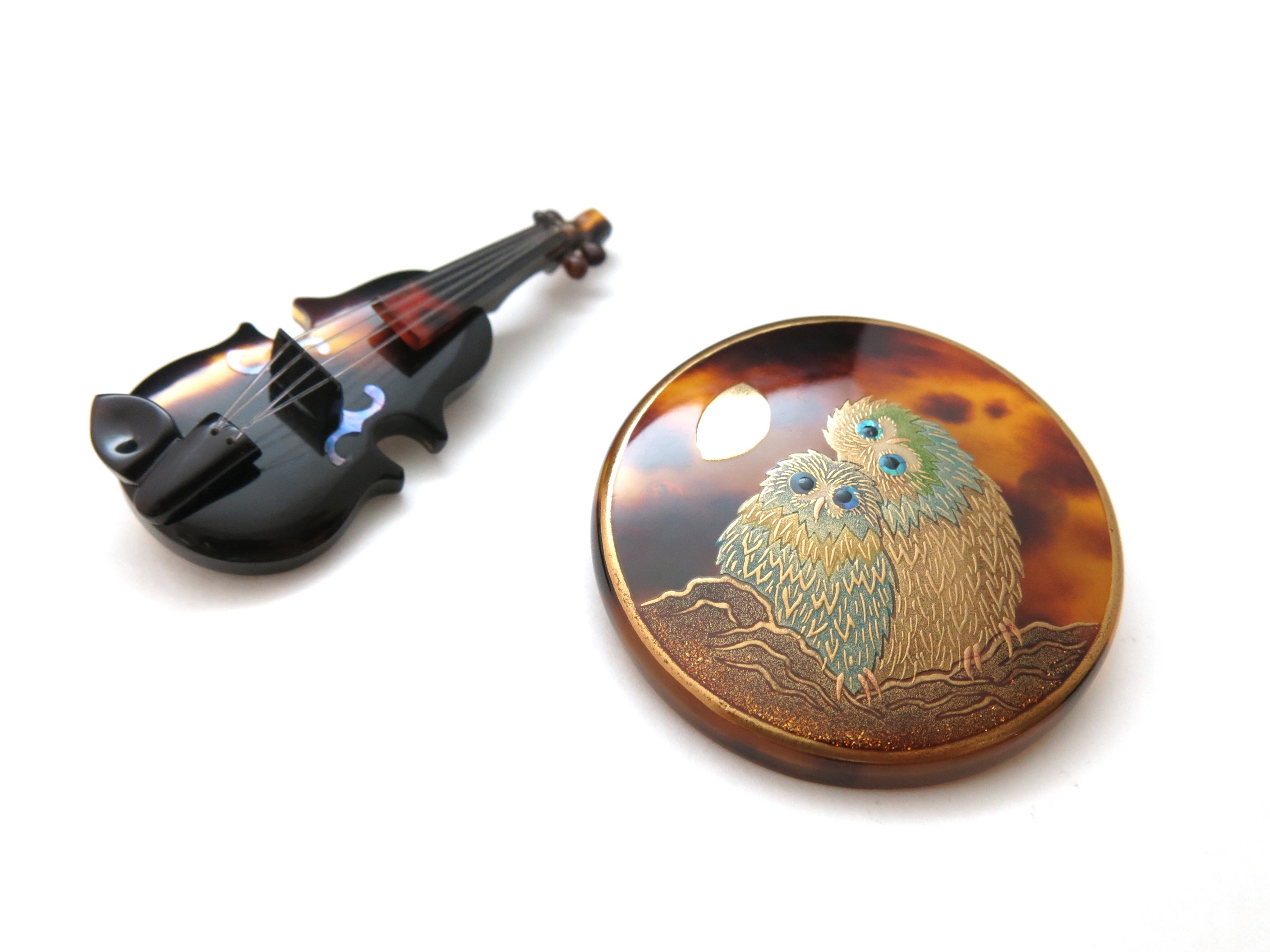 日本の伝統工芸の技が光るべっ甲ブローチ2018｜バイオリン、梟