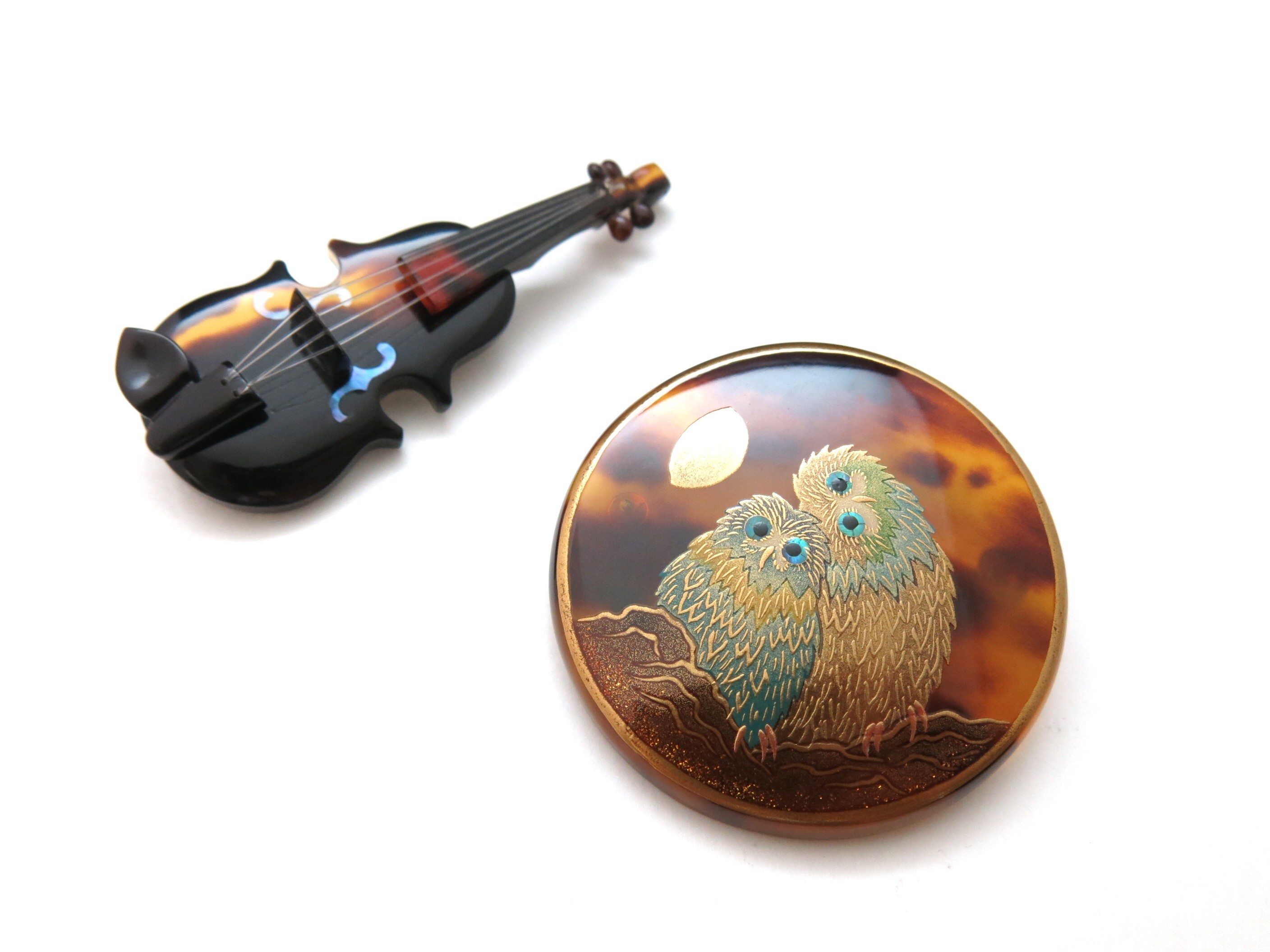 日本の伝統工芸の技が光るべっ甲ブローチ2018｜バイオリン、梟