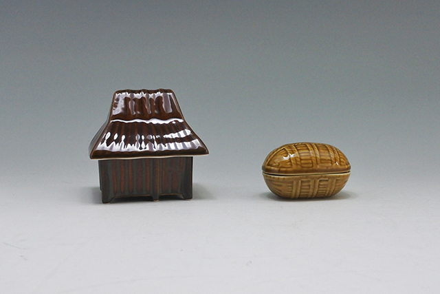 輸入陶器】蓋付き珍味入れ 茅葺屋根の田舎家／米俵