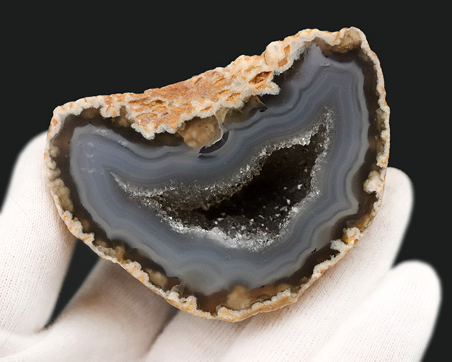 サービスプライス！ブラジル産のジオード（晶洞）。岩肌、潜晶質、水晶