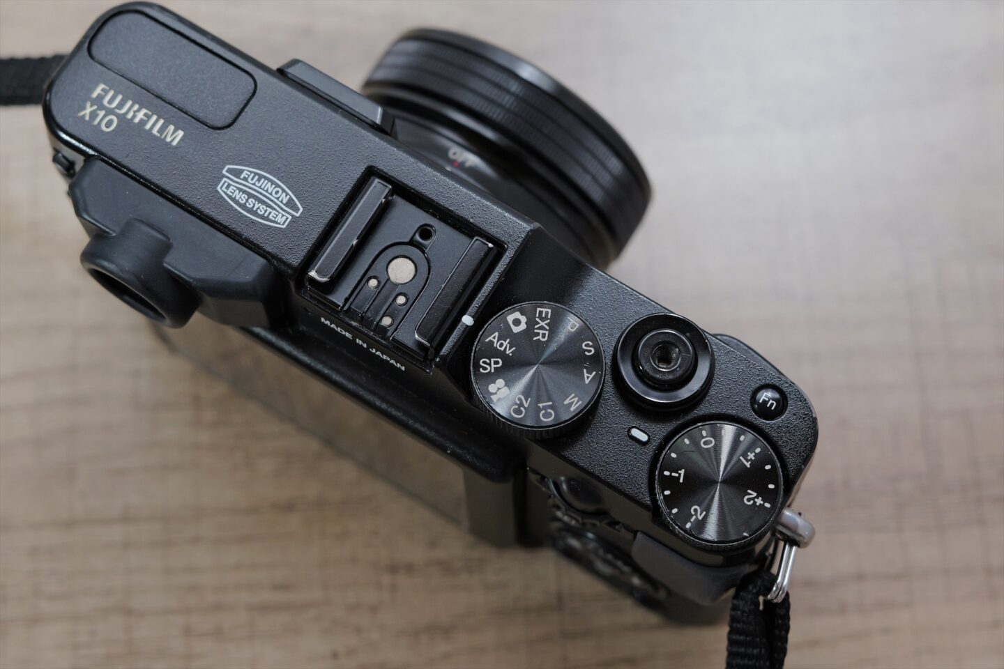 オールドコンデジ】豊かな色表現を楽しむ「FUJIFILM X10」の魅力を再