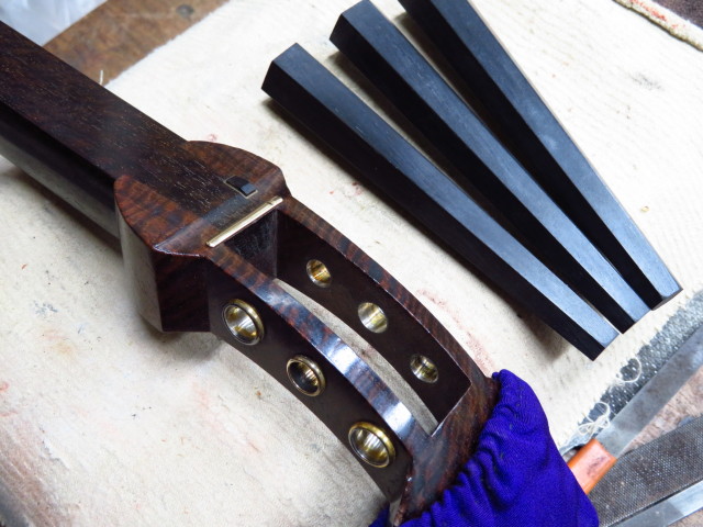 ①三味線 糸巻き 天然素材 8分 楽天市場】【 象牙調 糸巻〈桜〉8.5