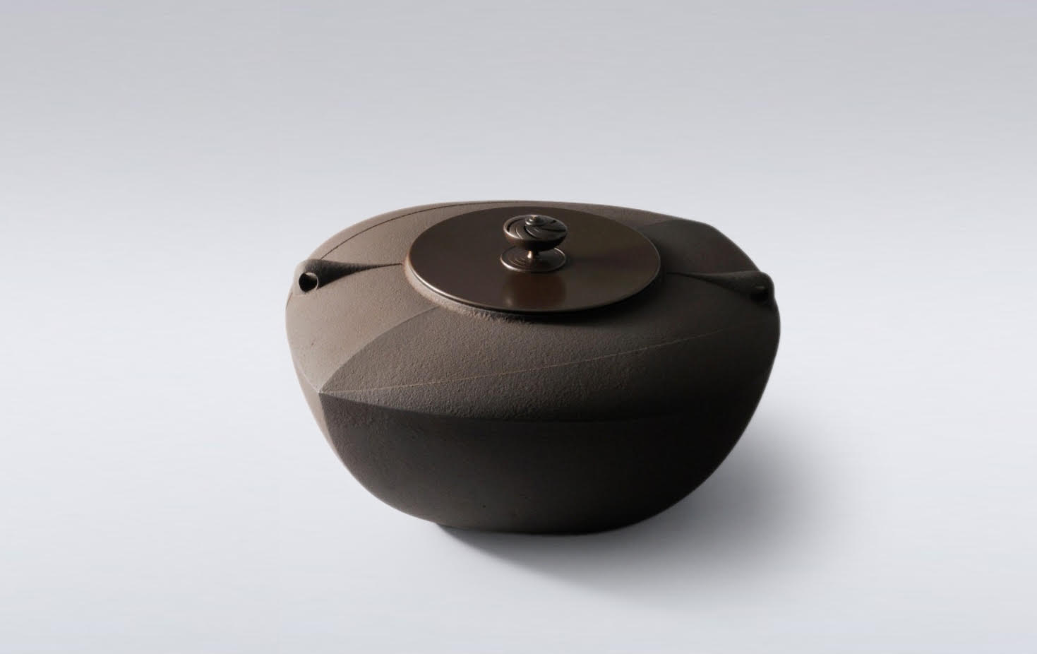 当代茶釜の新たなスタイル── 三代畠春斎 KKH-BRIDGE.com