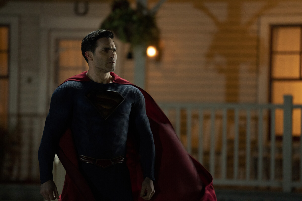 Superman & Lois Season Finale Photos: “What Kills You Only Makes