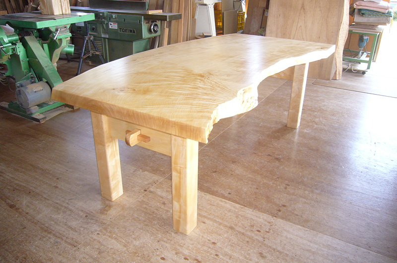 栃（トチ）銘木一枚板 ダイニングテーブル（座卓兼用型）：ダイニング