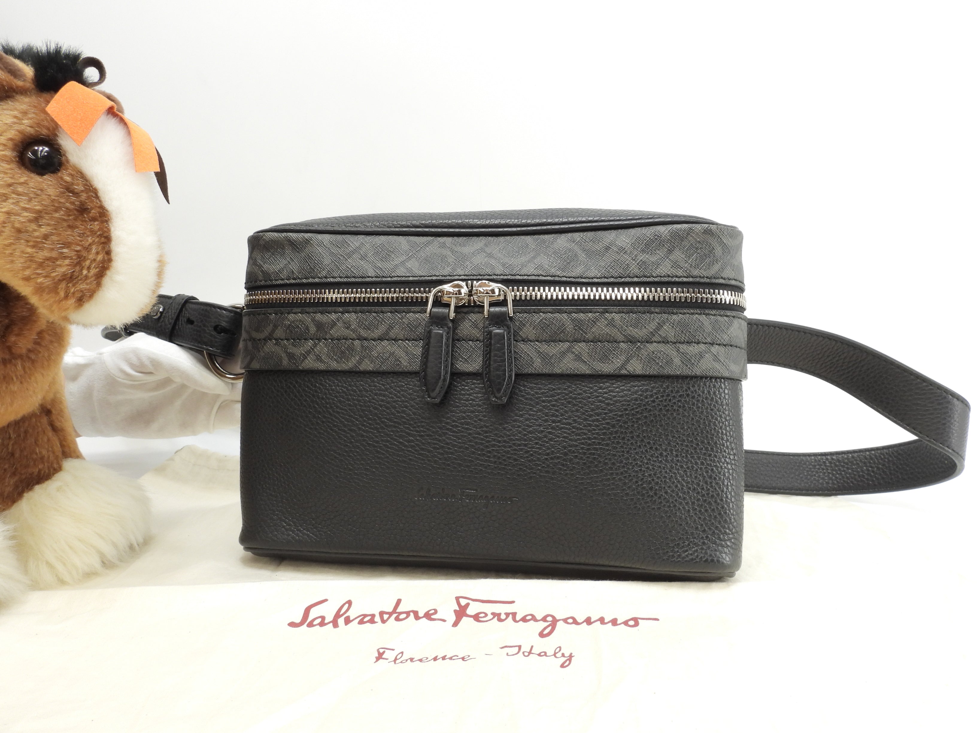 サルヴァトーレフェラガモ ボディバッグ ガンチーニ PVCレザー黒