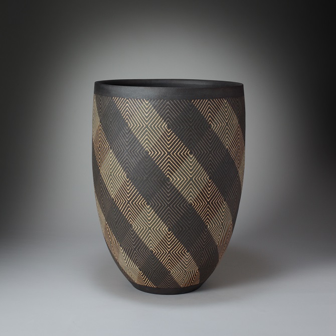 炭化象嵌幾何文花器 | 作家作品｜英窯