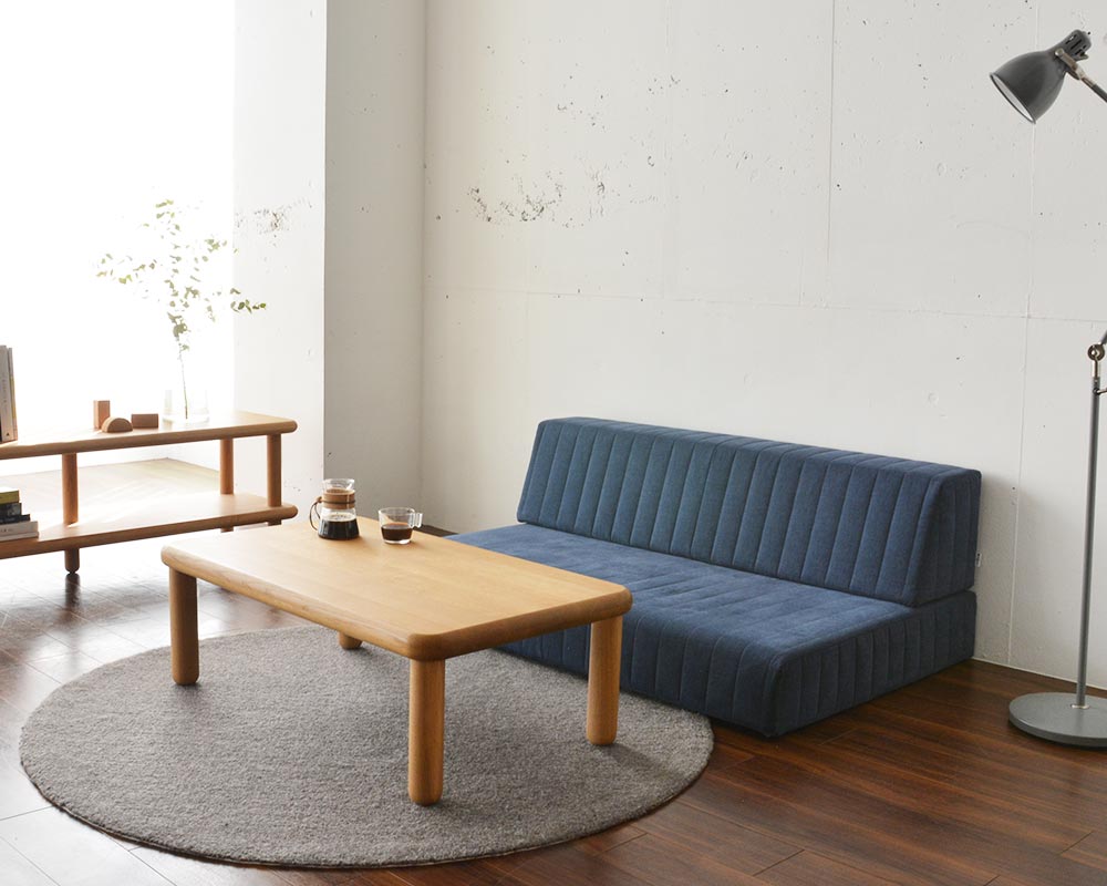 ローソファーに合わせて作られたオーク無垢材のテーブル 「mii table
