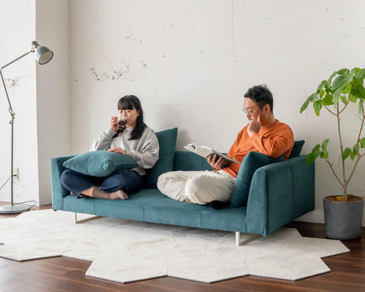 スッキリみせるアイアン脚付きローソファー「BLOOK SOFA」の商品