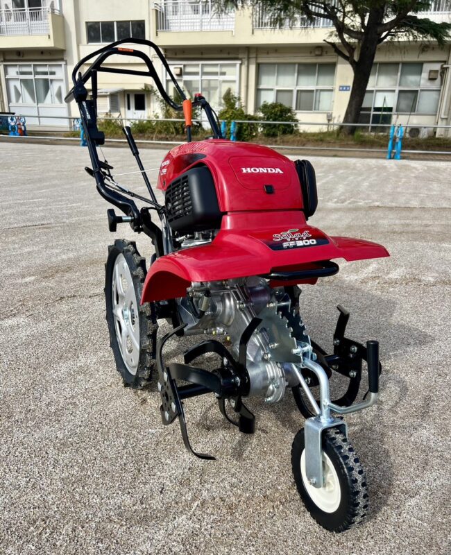 クレイ舗装のグラウンド整備工事に欠かせない小型トラクターが納車され