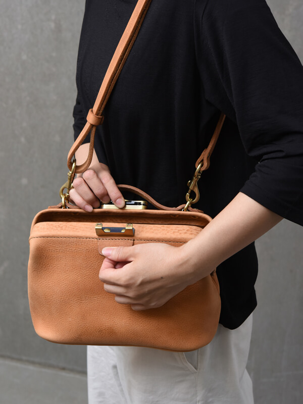 クラシックタイプのがま口2wayショルダーバッグ / 革鞄のHERZ(ヘルツ