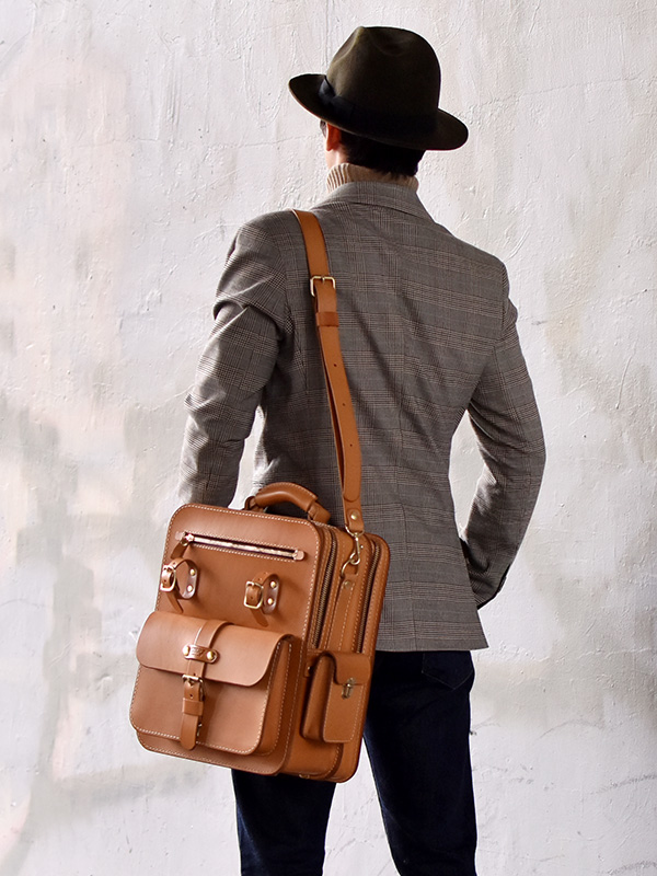 堅牢な建築物を思わせる二部屋の箱型2wayショルダーバッグ / 革鞄の