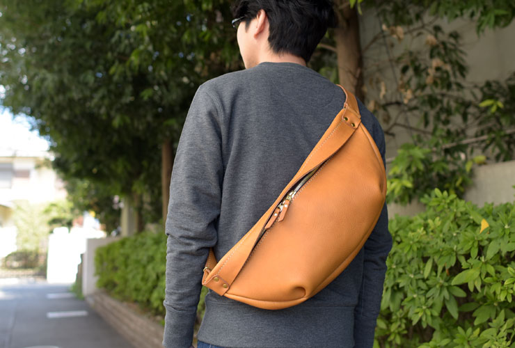背中にフィットするソフトレザーの三日月ボディバッグ / 革鞄のHERZ