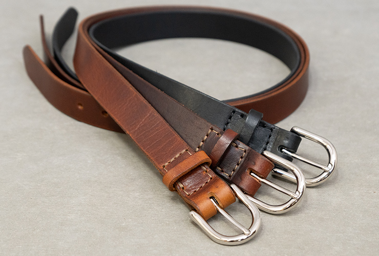 シルバーカラーの真鍮バックルを使用したブリティッシュレザーの本革