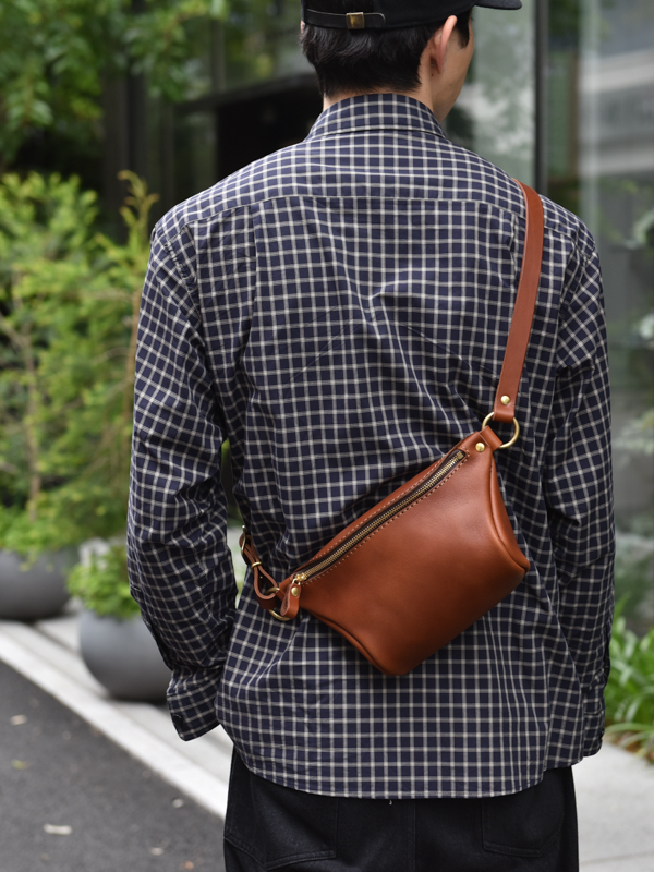 小さいけど、ちゃんと入る。女性にもオススメのミニボディバッグ / 革