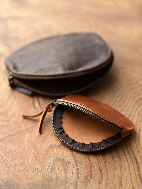 小物を可愛く仕舞える丸いラウンドファスナーポーチ / 革鞄のHERZ