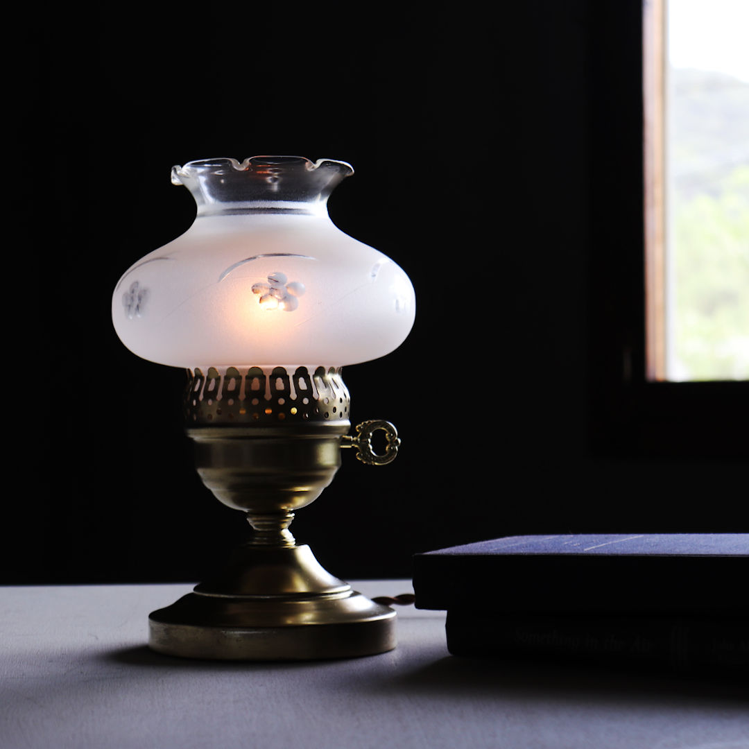 USAヴィンテージフロストガラス製フリルチムニー付テーブルランプ