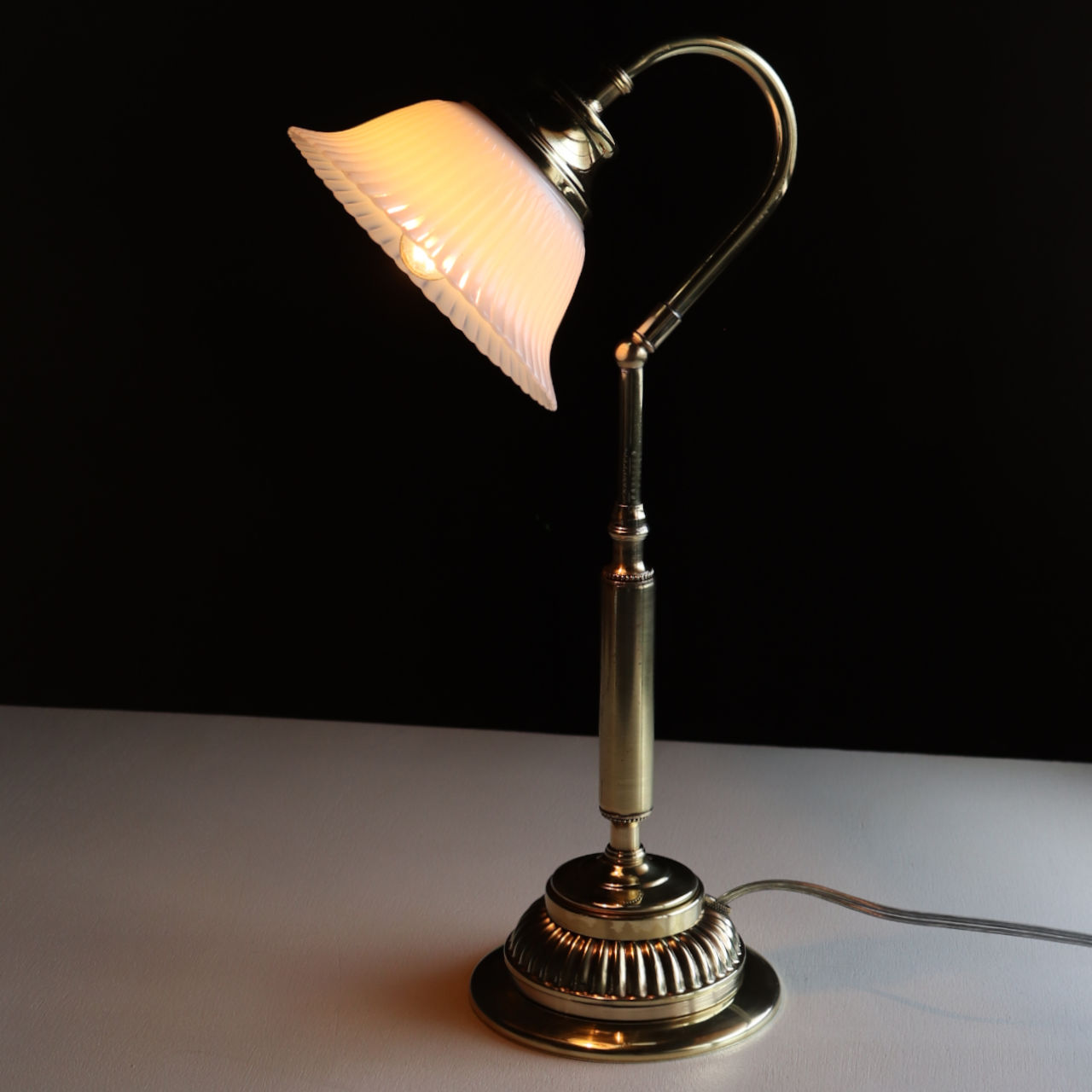 USAヴィンテージミルクガラスフリルシェード真鍮テーブルライト