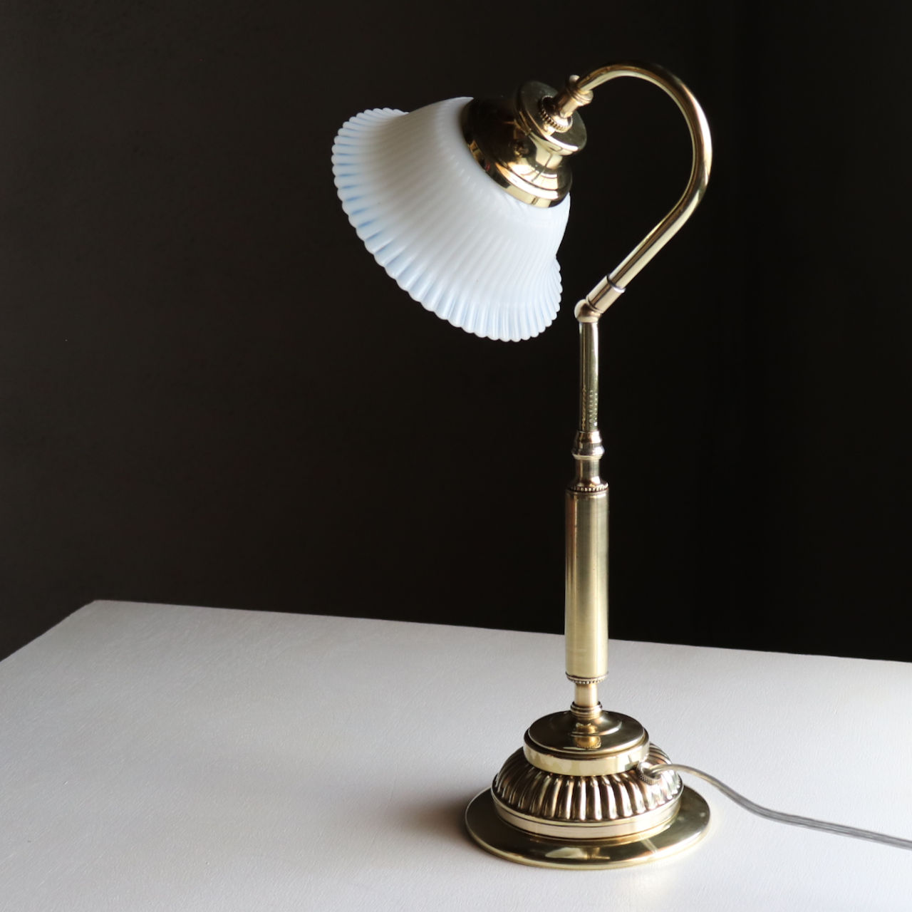 USAヴィンテージミルクガラスフリルシェード真鍮テーブルライト