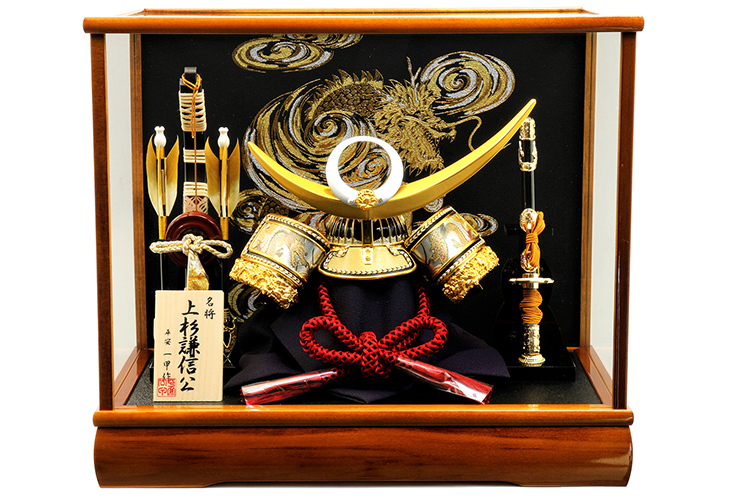 五月人形 着用兜アクリルケース飾り【P93210】上杉謙信公 | 職人手作り