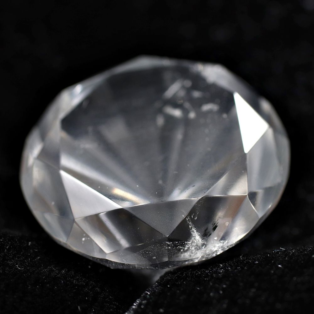 インド/マニハール産]ヒマラヤ水晶ダイヤモンドカット（直径約26.4mm