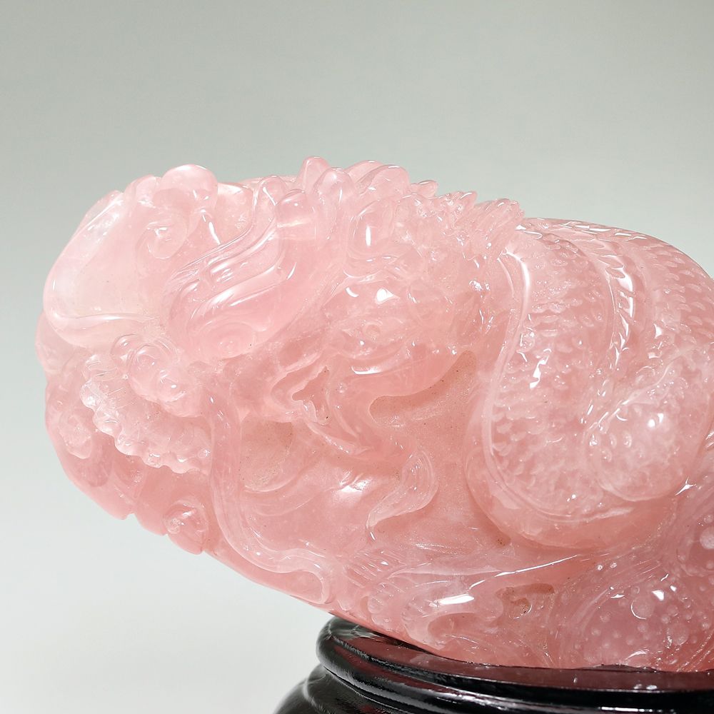 高品質]マダガスカル産ローズクォーツ/(辰)龍彫刻（全高約132mm/専用