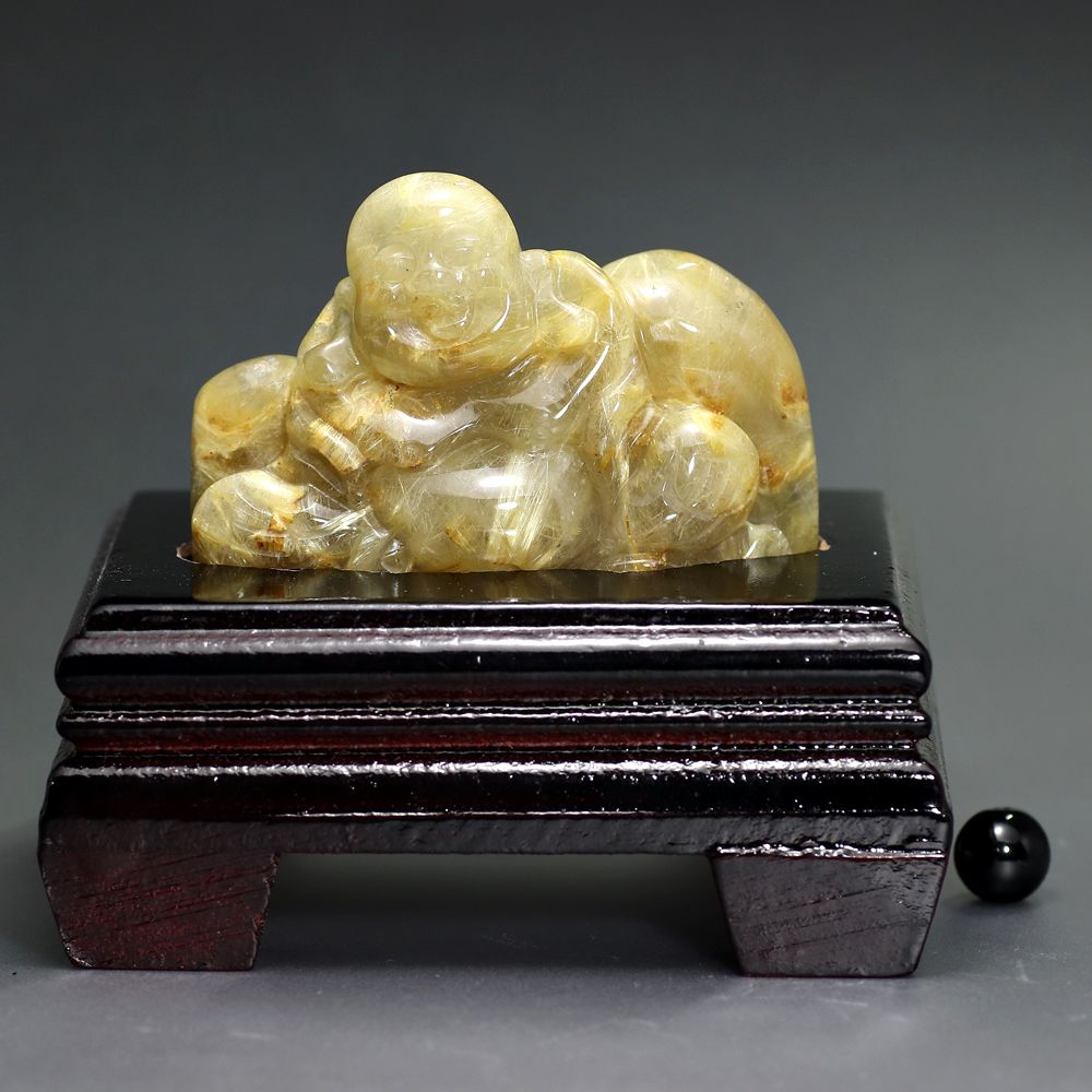 ブラジル産]ゴールドルチルクォーツ彫刻/布袋様（専用木製台座付