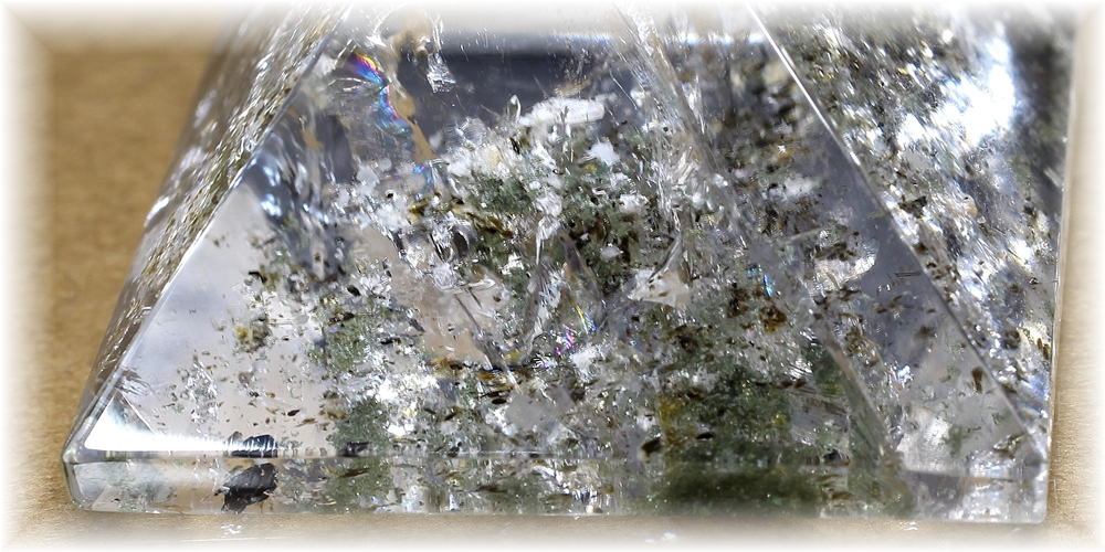 ガネッシュヒマール産]ヒマラヤ水晶ピラミッド（クローライト