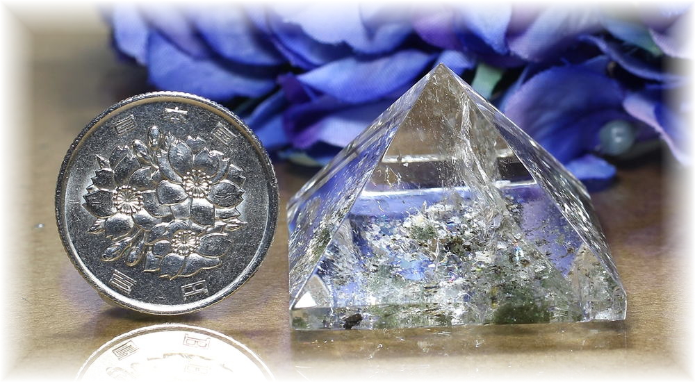 ガネッシュヒマール産]ヒマラヤ水晶ピラミッド（クローライト